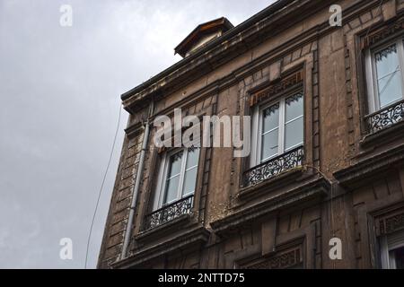 Saint-Etienne, Frankreich - Januar 27. 2020 : Fokus auf eine alte Fassade, die die Vergangenheit der Stahlindustrie der Stadt zeigt. Früher gab es hier Minen. Stockfoto