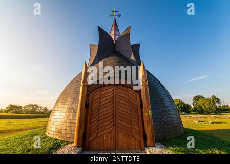 Das Millenary Monument und die Ruinen der Martyr Adryan Kirche in der Region Kis-Balaton Ungarn, eine touristische Attraktion neben dem Balaton See. Historisch Stockfoto