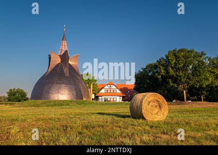 Das Millenary Monument und die Ruinen der Martyr Adryan Kirche in der Region Kis-Balaton Ungarn, eine touristische Attraktion neben dem Balaton See. Historisch Stockfoto