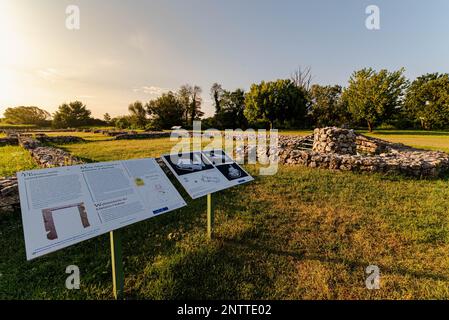 Das Millenary Monument und die Ruinen der Martyr Adryan Kirche in der Region Kis-Balaton Ungarn, eine touristische Attraktion neben dem Balaton See. Historisch Stockfoto