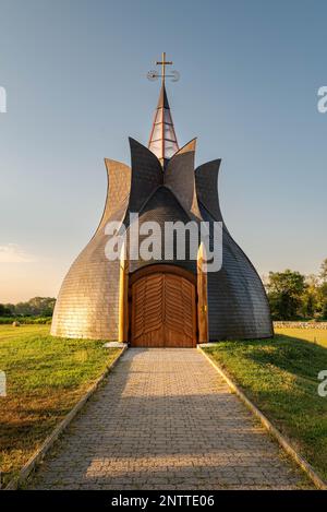 Das Millenary Monument und die Ruinen der Martyr Adryan Kirche in der Region Kis-Balaton Ungarn, eine touristische Attraktion neben dem Balaton See. Historisch Stockfoto