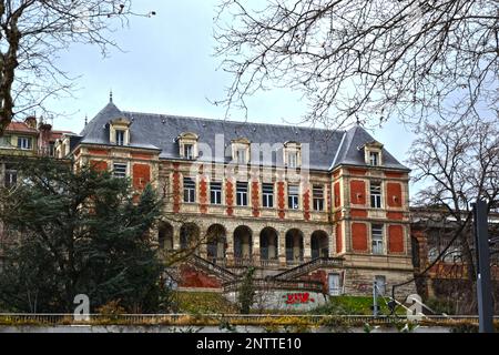 Saint-Etienne, Frankreich - Januar 27. 2020 : im Fokus steht ein großes Gebäude aus roten Ziegeln und Steinen auf einem der Hügel der Stadt. Es war B Stockfoto