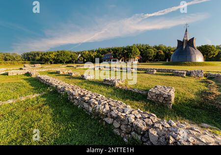 Das Millenary Monument und die Ruinen der Martyr Adryan Kirche in der Region Kis-Balaton Ungarn, eine touristische Attraktion neben dem Balaton See. Historisch Stockfoto