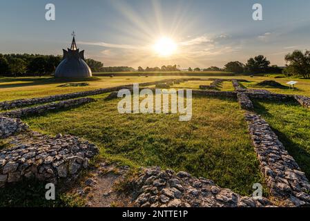 Das Millenary Monument und die Ruinen der Martyr Adryan Kirche in der Region Kis-Balaton Ungarn, eine touristische Attraktion neben dem Balaton See. Historisch Stockfoto