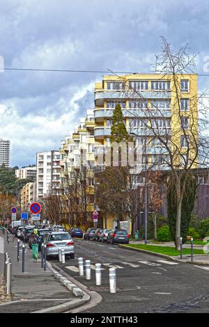 Saint-Etienne, Frankreich - Januar 27. 2020 : Fokus auf zyanblaue und gelbe moderne Gebäude, bekannt als "HLM" in Frankreich. HLM sind mittelmäßig vermietete Wohnungen. Stockfoto