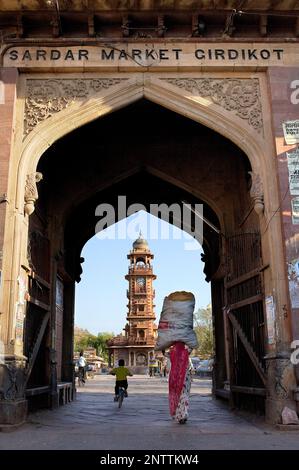 Tor zum Sardar Markt und Clocktower, Jodhpur, Rajasthan, Indien Stockfoto