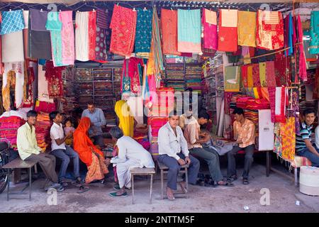 Lieferant und Kunde in der Kleidung zu speichern, Sardar Markt, Jodhpur, Rajasthan, Indien Stockfoto
