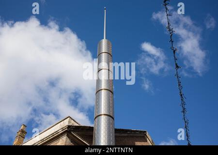 Das silberne Minarett der Brick Lane Jamme Masjid Moschee in Brick Lane, östlich von London. Stockfoto