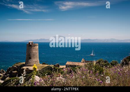 Der Militärturm von Guadalmesí beobachtet den Starit von Gibraltar an der Südküste der Provinz Cádiz, Tarifa, Andalusien, Spanien Stockfoto