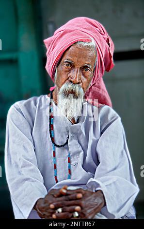Senior heiliger Mann Porträt, im Heiligen See, Pushkar, Rajasthan, Indien Stockfoto
