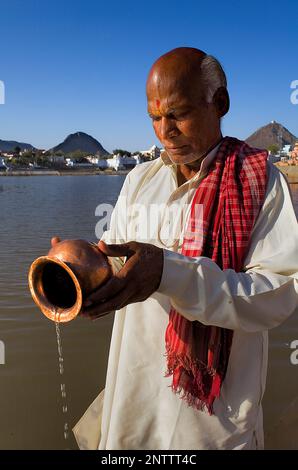 Sadhu beten am Heiligen See, Pushkar, Rajasthan, Indien Stockfoto