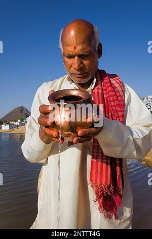 Sadhu beten am Heiligen See, Pushkar, Rajasthan, Indien Stockfoto