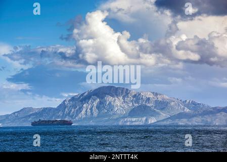 Frachtschiff, das durch die Straße von Gibraltar in der Nähe der afrikanischen Küstenlinie fährt, tarifa, Cadiz, Provinz, Spanien Stockfoto