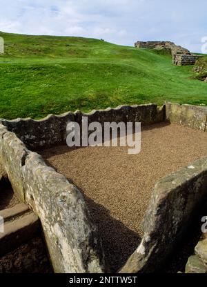 Sehen Sie N der Regenwasserzisterne neben den Latrinen in der südöstlichen Ecke der römischen Festung Housesteads, Hadrian's Wall, Northumberland, England, Großbritannien. Stockfoto