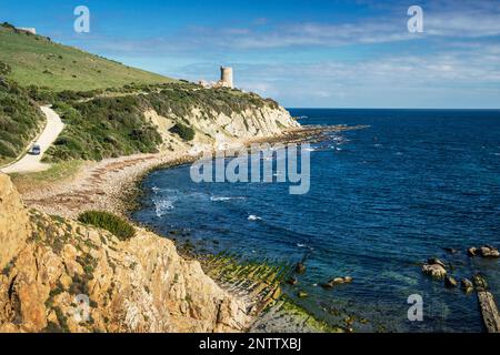 Blick auf den Leuchtturm Guadalmesí an der Südküste der Provinz Cádiz, Andalusien, Spanien Stockfoto