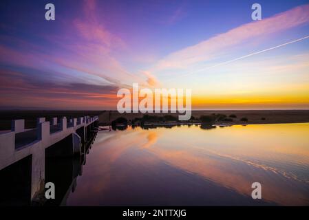 Wunderschöner Sonnenuntergang am Los Lances Beach, Tarifa, Cadiz Province, Andalusien, Spanien Stockfoto