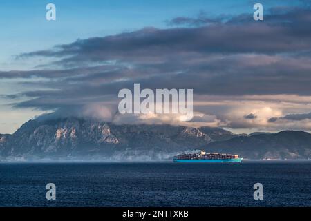 Frachtschiff, das auf der nordafrikanischen Seestrecke durch die Straße von Gibraltar fährt, Provinz Cadiz, Spanien Stockfoto