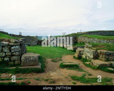 Blick auf N der Innenseite von Milecastle 37, W of Housesteads an der Hadrian's Wall, Northumberland, England, Großbritannien, mit Fahrbahn mit S & N-Toren (hinten). Stockfoto