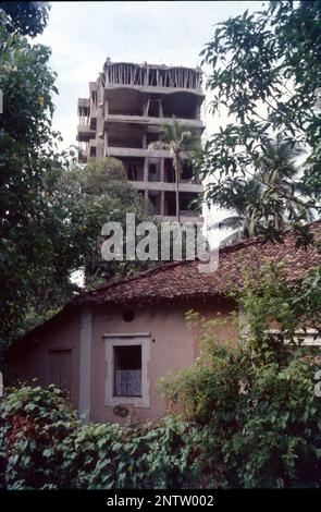 Alte und neue Häuser, Moti Daman, Dadra & Nagar Haveli, Indien. Stockfoto