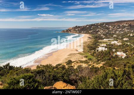 Los Aemanes Strand aus der Vogelperspektive vom Hügel in Bolonia, Tarifa, Provinz Cadiz, Andalusien, Spanien Stockfoto