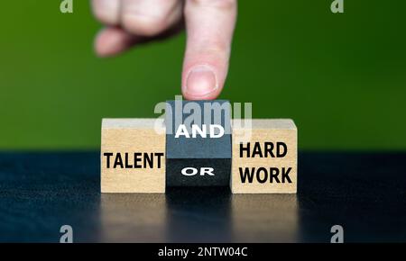 Die Hand wechselt den Würfel und ändert den Ausdruck „Talent oder harte Arbeit“ in „Talent und harte Arbeit“. Stockfoto