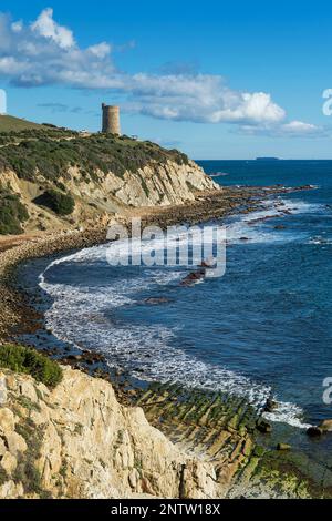 Blick auf den Leuchtturm Guadalmesí an der Südküste der Provinz Cádiz, Andalusien, Spanien Stockfoto