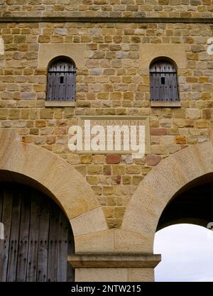 Details des speziellen Steins, bogenförmige Portale und Fenster am rekonstruierten W-Tor der römischen Festung South Shields (Arbeia), Tyne & Wear, England, Großbritannien. Stockfoto