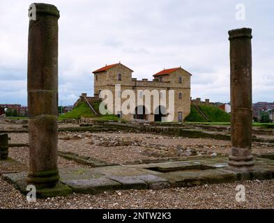 Werfen Sie einen Blick auf W im römischen Fort South Shields (Arbeia), Tyne and Wear, England, Großbritannien, und sehen Sie rekonstruierte W-Tore und Säulen aus einer Kolonnade im Innenhof. Stockfoto