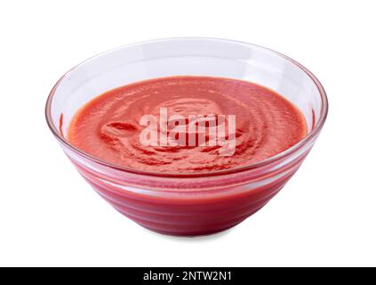 Glasbecher mit Tomatenpüree-Sauce, isoliert auf weißem Boden mit Schneideweg Stockfoto