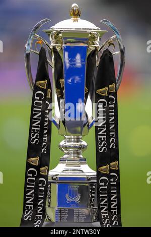 Aktenfoto vom 25-02-2023 von einer Ansicht der Six Nations Championship Trophäe. Frankreich und Irland treffen sich zu Beginn der 2024 Guinness Six Nations, bei denen die beiden besten Teams der Welt am 2. Februar zusammenstoßen. Ausgabedatum: Dienstag, 28. Februar 2023. Stockfoto