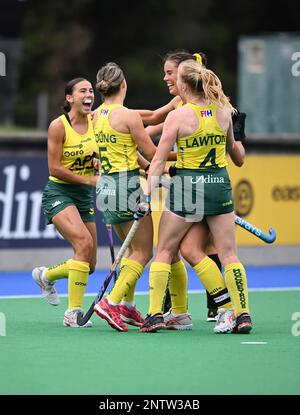 Hobart, Australien. 28. Februar 2023. Australia National Women's Field Hockey Team feiert während des 2022/23 stattfindenden Spiels der International Hockey Federation (FIH) Women's Pro-League zwischen Australien und Argentinien im Tasmanian Hockey Centre. Endergebnis: Australien 2:0 Argentinien. Kredit: SOPA Images Limited/Alamy Live News Stockfoto