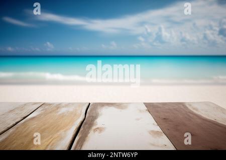 Tischplatte aus Holz auf verschwommenem blauem Meer und weißem Sandstrand Hintergrund Stockfoto
