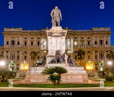 Statue von Camillo Benso und Rückseite des Palazzo di Giustizia auf der Piazza Cavour, Rom, Italien Stockfoto