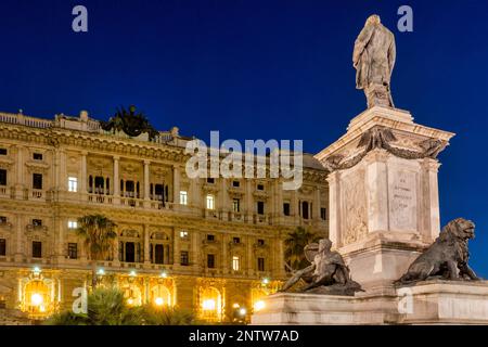 Statue von Camillo Benso und Rückseite des Palazzo di Giustizia auf der Piazza Cavour, Rom, Italien Stockfoto