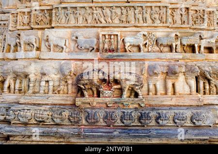 Detail, Relief an der Außenwand der Jagdish Tempel, Udaipur, Rajasthan, Indien Stockfoto