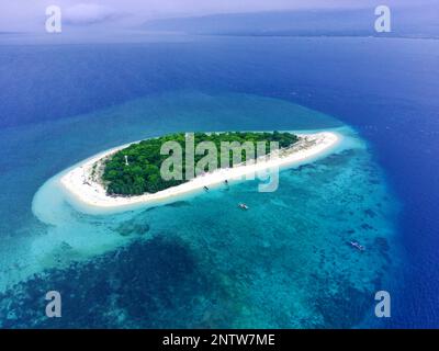 Die kleine Insel Tabuhan im wunderschönen klaren Wasser der Bali-Straße. Banyuwangi. Indonesien. Luftaufnahmen mit Drohne. Stockfoto