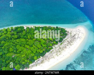 Die kleine Insel Tabuhan im wunderschönen klaren Wasser der Bali-Straße. Banyuwangi. Indonesien. Luftaufnahmen mit Drohne. Stockfoto