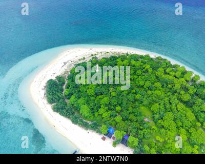 Die kleine Insel Tabuhan im wunderschönen klaren Wasser der Bali-Straße. Banyuwangi. Indonesien. Luftaufnahmen mit Drohne. Stockfoto