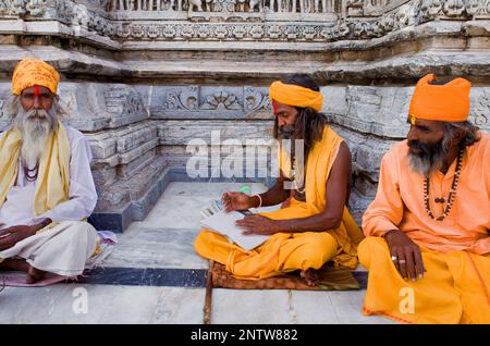 Sadhus (Heilige Männer), in Jagdish Tempel, Udaipur, Rajasthan, Indien Stockfoto