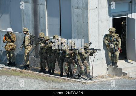 Takashima, Japan. 28. Februar 2023. Mitglieder der Japan Ground Self-Defense Force und der indischen Armee nehmen am Dienstag, den 28. Februar 2023, an der gemeinsamen Übung „Dharma Guardian 22“ im Aibano Manöver Area in der Präfektur Shiga, Japan Teil. Foto: Keizo Mori/UPI Credit: UPI/Alamy Live News Stockfoto