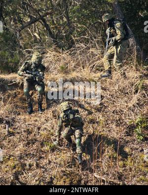 Takashima, Japan. 28. Februar 2023. Die Soldaten der indischen Armee nehmen am Dienstag, den 28. Februar 2023, an der gemeinsamen Übung „Dharma Guardian 22“ mit der japanischen Bodenschutztruppe im Aibano-Manöverbereich in der Präfektur Shiga, Japan, Teil. Foto: Keizo Mori/UPI Credit: UPI/Alamy Live News Stockfoto