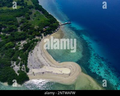 Menjangan-Insel, West-Bali-Nationalpark, Indonesien. Luftaufnahmen mit Drohne. Stockfoto