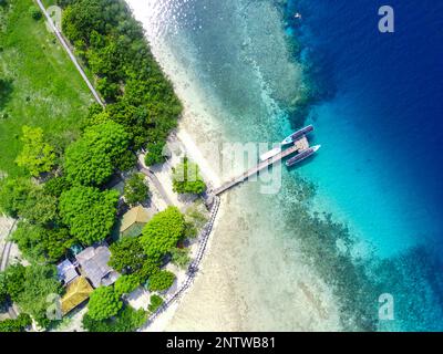 Menjangan-Insel, West-Bali-Nationalpark, Indonesien. Luftaufnahmen mit Drohne. Stockfoto