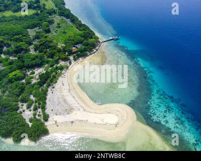 Menjangan-Insel, West-Bali-Nationalpark, Indonesien. Luftaufnahmen mit Drohne. Stockfoto