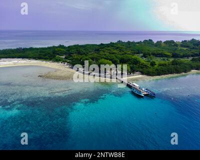 Menjangan-Insel, West-Bali-Nationalpark, Indonesien. Luftaufnahmen mit Drohne. Stockfoto