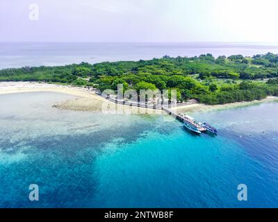 Menjangan-Insel, West-Bali-Nationalpark, Indonesien. Luftaufnahmen mit Drohne. Stockfoto