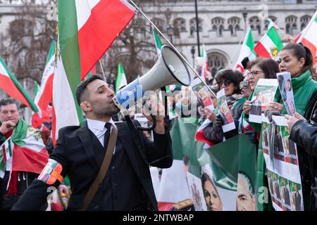 London, Großbritannien. 27. Februar 2023. Iranische Monarchisten versammeln sich am Parlamentsplatz, um die Unterstützung der Oppositionsfigur Reza Pahlavi, dem Sohn der Form, zu zeigen Stockfoto