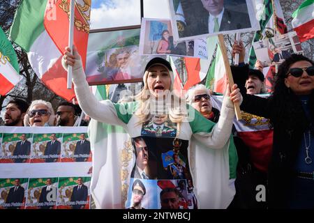 London, Großbritannien. 27. Februar 2023. Iranische Monarchisten versammeln sich am Parlamentsplatz, um die Unterstützung der Oppositionsfigur Reza Pahlavi, dem Sohn der Form, zu zeigen Stockfoto