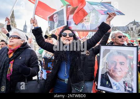 London, Großbritannien. 27. Februar 2023. Iranische Monarchisten versammeln sich am Parlamentsplatz, um die Unterstützung der Oppositionsfigur Reza Pahlavi, dem Sohn der Form, zu zeigen Stockfoto