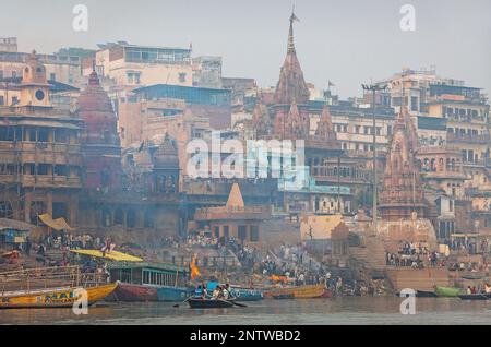 Manikarnika Ghat, die brennenden Ghat, am Ufer des Flusses Ganges, Varanasi, Uttar Pradesh, Indien. Stockfoto